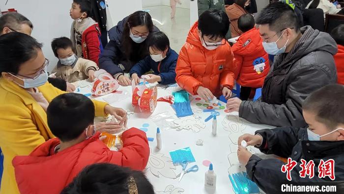 圖為榕臺(tái)親子家庭一起制作“舞龍燈”?！∪~藝琳 攝