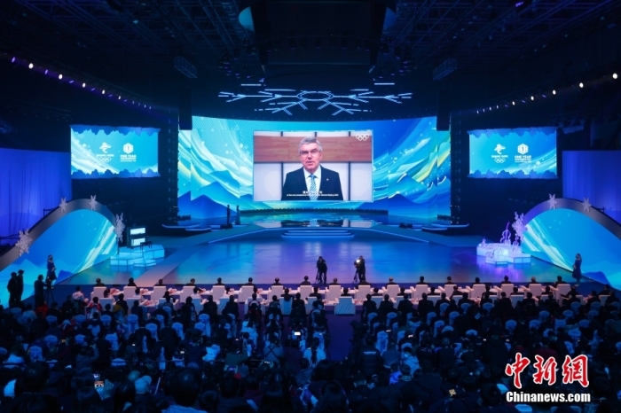 2月4日晚，在北京冬奧會(huì)盛大開(kāi)幕一周年之際，“紀(jì)念北京冬奧會(huì)成功舉辦一周年系列活動(dòng)”在北京首鋼冰球館隆重舉行啟動(dòng)儀式。系列活動(dòng)以“非凡冬奧路 一起向未來(lái)”為主題，于2月至3月間在北京冬奧會(huì)京張兩地三賽區(qū)同時(shí)推出，共由8項(xiàng)主題活動(dòng)組成，包括“輝煌冬奧”主題展覽暨群眾性冰雪運(yùn)動(dòng)嘉年華、群眾性體育活動(dòng)、奧運(yùn)文化大集市、北京冬奧精神巡展邊疆青少年冬奧夢(mèng)想營(yíng)等內(nèi)容。圖為啟動(dòng)儀式上國(guó)際奧委會(huì)主席巴赫發(fā)表視頻致辭。圖/<a target='_blank' href='/'>中新社</a>記者 富田