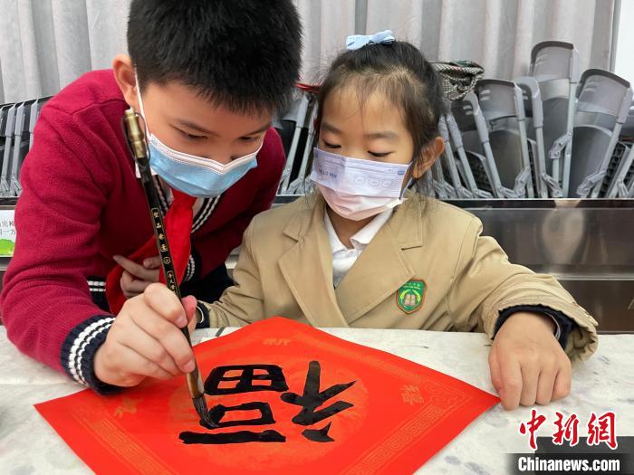 廣州港澳子弟班開學(xué)：期待加大與港澳“姊妹學(xué)?！眮硗? style=