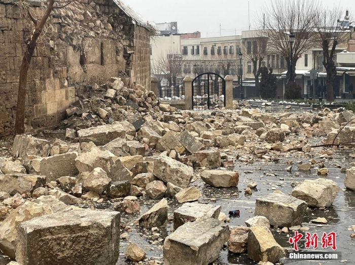 圖為土耳其加濟安泰普城堡，墻壁在地震中變成一地碎磚。該古堡有數(shù)千年歷史，最早建于公元2至4世紀(jì)的羅馬時期，當(dāng)時是一座瞭望塔。圖/視覺中國