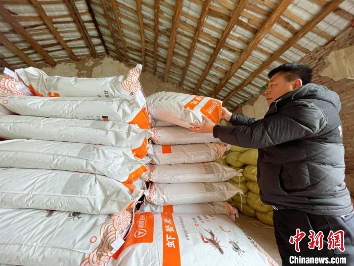 種植大戶何新華拿到貸款購買了大批農(nóng)資、農(nóng)具?！∷蚊?攝