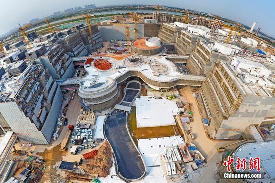 資料圖，航拍建設(shè)中的香港科技大學(xué)（廣州）校園。（無(wú)人機(jī)照片） <a target='_blank' href='/'>中新社</a>發(fā) 