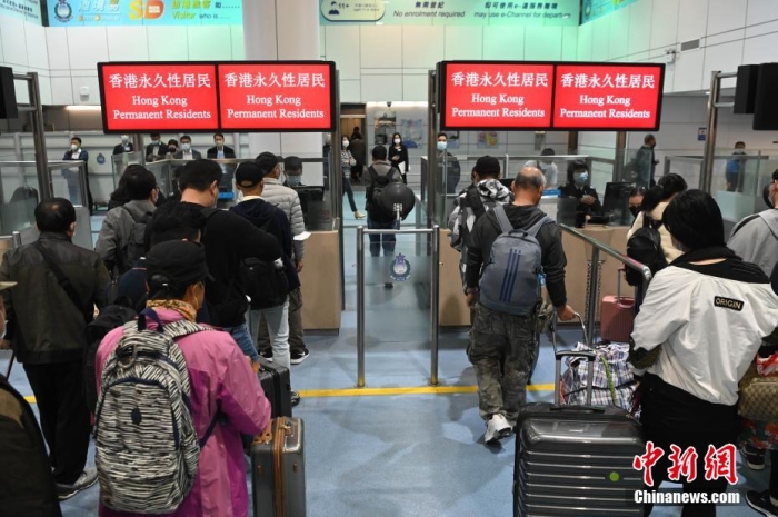 旅客正在過(guò)關(guān)。圖/李志華