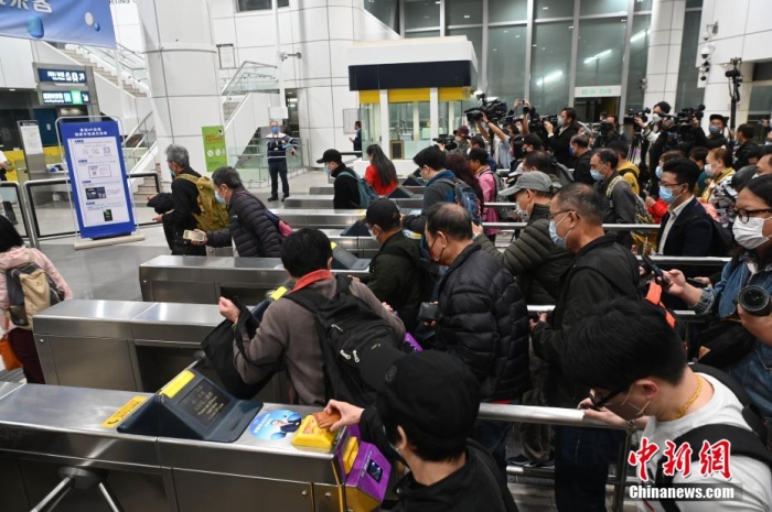 2月6日，香港與內(nèi)地實(shí)現(xiàn)全面“通關(guān)”，香港開(kāi)放全部陸路口岸。圖/李志華