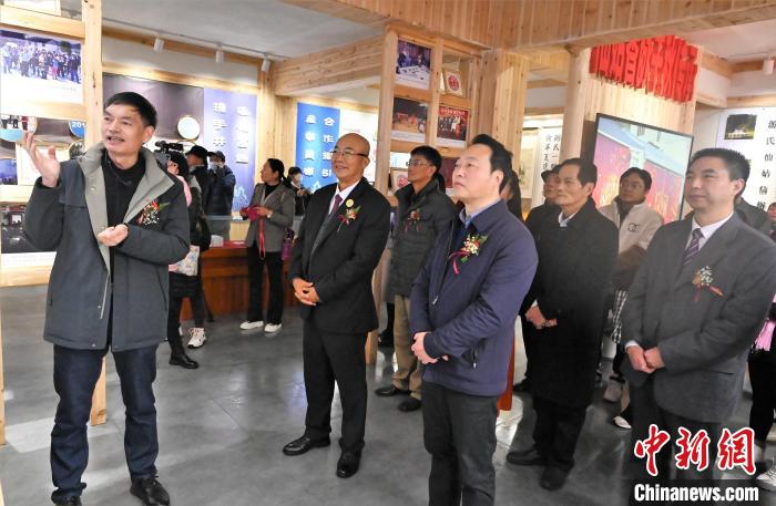 嘉賓參觀游仙姑民俗文化暨對(duì)臺(tái)交流成果展示館?！≈芄疰?攝