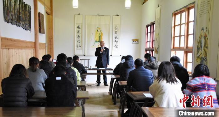 臺(tái)灣游氏宗親、世界游氏宗親聯(lián)誼會(huì)會(huì)長(zhǎng)游岳勛以“幸福生命美學(xué)”為主題開(kāi)中華傳統(tǒng)文化講座?！∮螑?ài)芳 攝