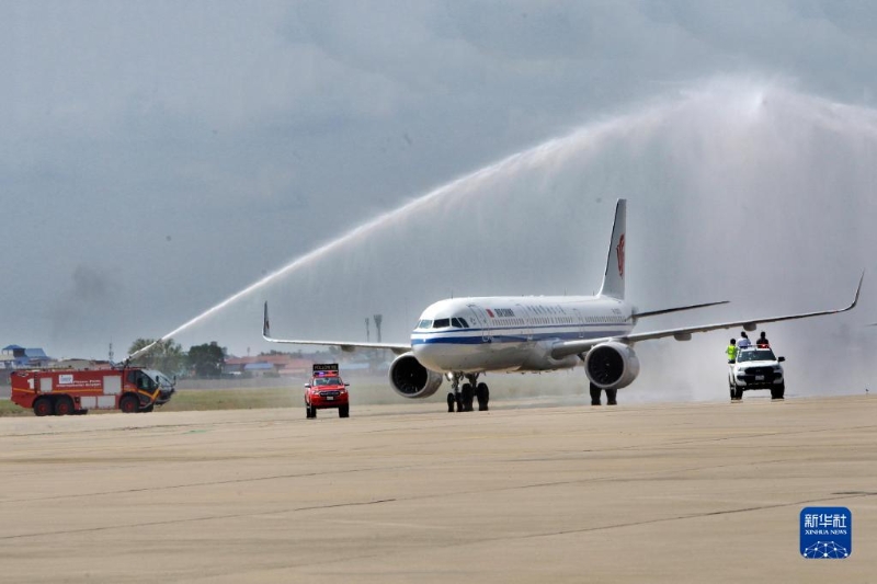 2月7日，一架載有中國乘客的國航航班從北京出發(fā)抵達(dá)柬埔寨首都金邊國際機(jī)場(chǎng)，受到柬埔寨熱烈歡迎。（圖源：新華社）
