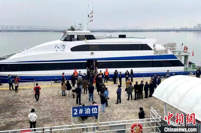 泉金客運航線恢復(fù)通航的首批乘客登船?！∪?攝