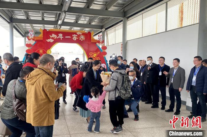 位于“鄭成功故里”南安石井的泉金客運碼頭重現(xiàn)熱鬧一幕?！∪?攝