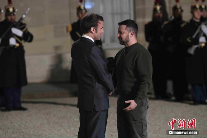 當(dāng)?shù)貢r間2月8日晚，法國總統(tǒng)馬克龍在巴黎愛麗舍宮會見烏克蘭總統(tǒng)澤連斯基。 圖/<a target='_blank' href='/'>中新社</a>記者 李洋 　