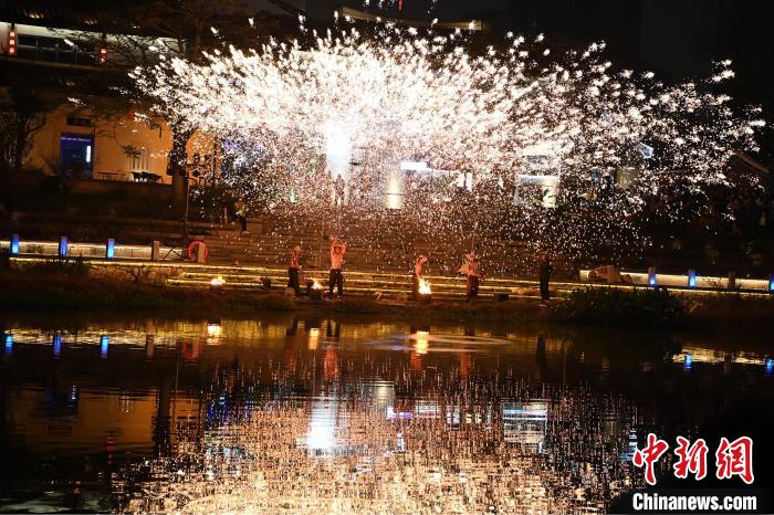 鐵水騰空，高溫的鐵水，瞬間幻化成火樹銀花不夜天?！埥鸫?攝