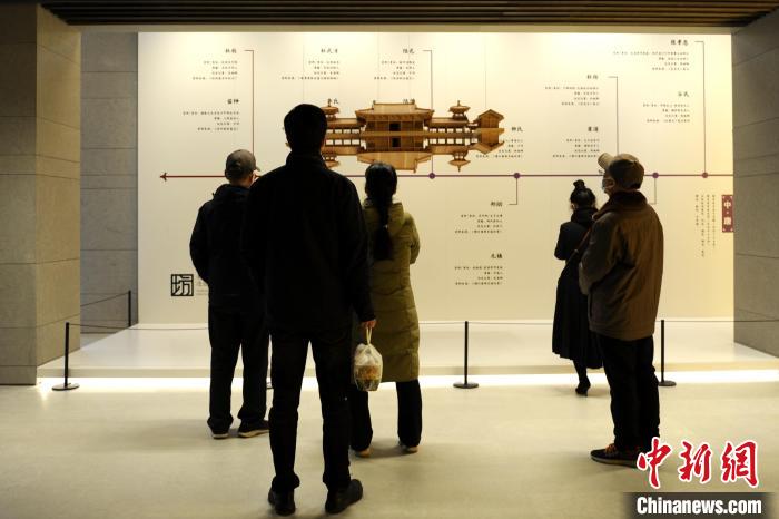 圖為民眾觀賞建筑微雕。　高鋮 攝