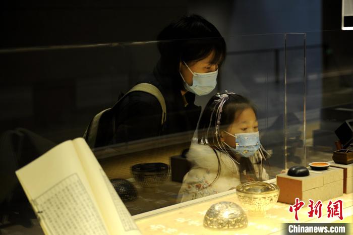 圖為市民與孩童觀賞展品?！「咪?攝