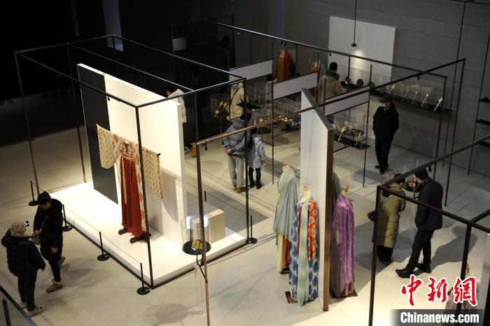 圖為民眾觀賞展出的衣物飾品。　高鋮 攝