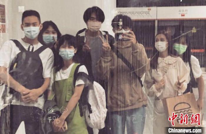 圖為徐澤中在大陸與朋友們活動?！⌒鞚芍?供圖