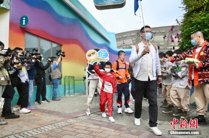 隨著香港與內(nèi)地全面“通關(guān)”，香港不少旅游活動重啟。2月11日上午，香港海洋公園迎來全面復(fù)常后的首個內(nèi)地點(diǎn)對點(diǎn)旅行團(tuán)。該旅行團(tuán)約有140名內(nèi)地旅客由深圳蓮塘口岸乘坐跨境專車直達(dá)香港海洋公園，園方特地為旅行團(tuán)安排歡迎儀式，歡迎他們蒞臨香港海洋公園。圖為內(nèi)地旅行團(tuán)進(jìn)入香港海洋公園游玩。李志華 攝