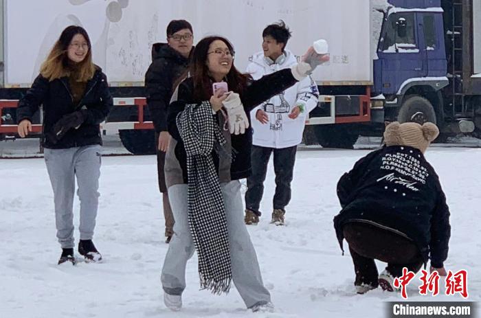 圖為臺(tái)胞青年與內(nèi)蒙古青年在打雪仗。　奧藍(lán) 攝