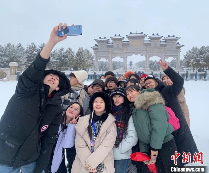 圖為大家在景點(diǎn)前合影留念?！W藍(lán) 攝