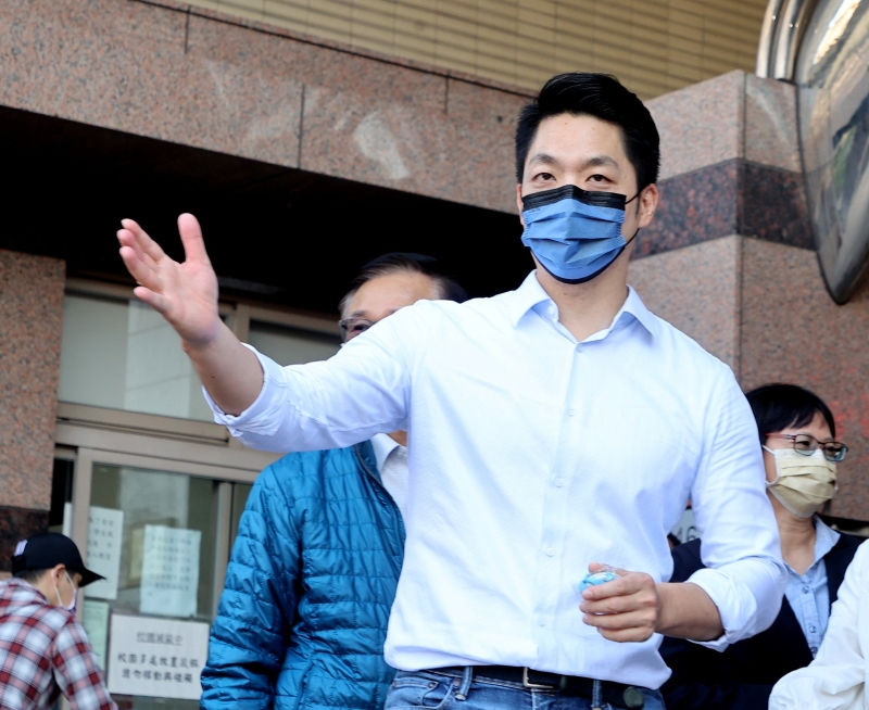 臺北市長蔣萬安13日一早赴松山小學陪學童開學。（圖源：臺灣《聯(lián)合報》）