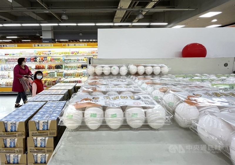 臺灣地區(qū)今年1月受到農(nóng)歷春節(jié)效應(yīng)與基期因素影響，CPI年增率再次回升至3.04%，創(chuàng)半年新高。圖為新北市三重區(qū)一間連鎖超市，貨架上擺放洗選雞蛋供民眾選購。（圖源：臺灣“中央社”）