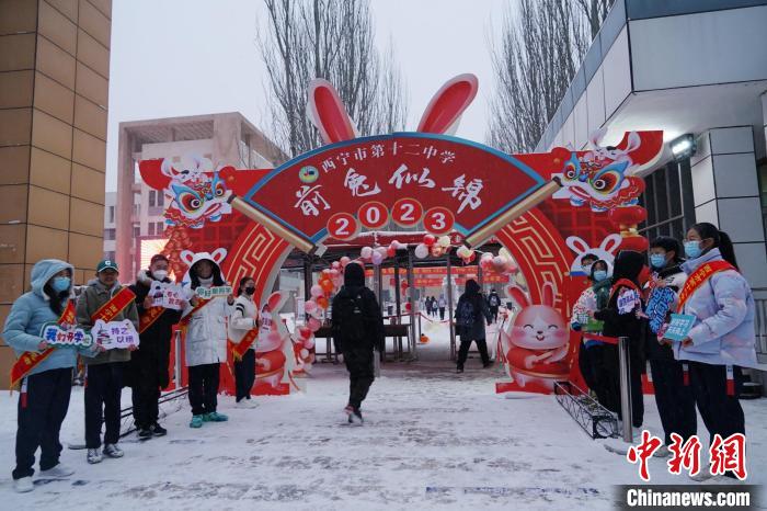 圖為中學生開學入校。　馬銘言 攝