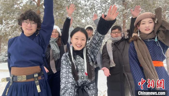 圖為臺(tái)蒙青年雪中一起跳“網(wǎng)絡(luò)神曲”?！∪珖?guó)臺(tái)聯(lián) 供圖