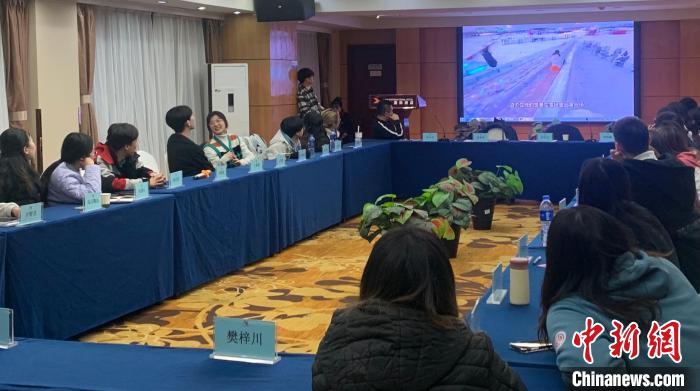 圖為12日晚的短視頻分享會(huì)現(xiàn)場(chǎng)?！W藍(lán) 攝