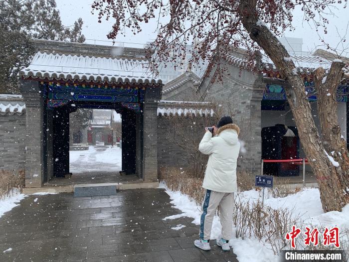 圖為營(yíng)員在為制作視頻收集素材?！W藍(lán) 攝