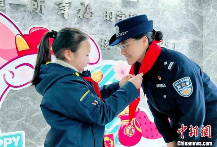 開(kāi)學(xué)季各地鐵路公安機(jī)關(guān)進(jìn)校園為中小學(xué)生上好“安全課”