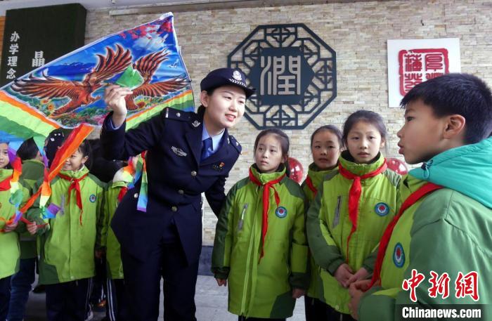鐵路公安機(jī)關(guān)進(jìn)校園入教室，護(hù)航中小學(xué)生成長(zhǎng) 公安部鐵路公安局供圖