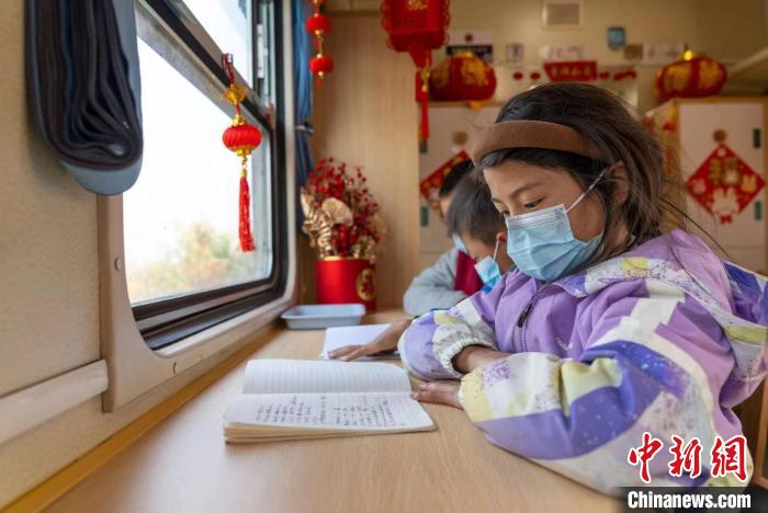 當(dāng)?shù)貙W(xué)生在“慢火車”上的學(xué)習(xí)車廂閱讀?！「惰?攝