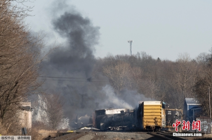 圖為事故現(xiàn)場(chǎng)可見脫軌的火車冒出滾滾濃煙。