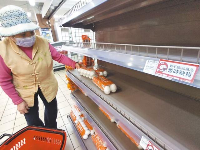 臺(tái)灣去年發(fā)生有史以來最嚴(yán)重缺蛋潮，蛋價(jià)創(chuàng)下史上新高。今年情況非但未改善，反而更貴又買不到。（圖源：臺(tái)灣“中時(shí)新聞網(wǎng)”）