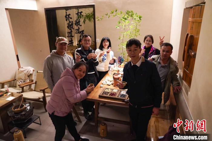 活動(dòng)中，兩岸青年歡聚一堂，圍爐煮茶?！↓埼膮^(qū)臺(tái)聯(lián)供圖。