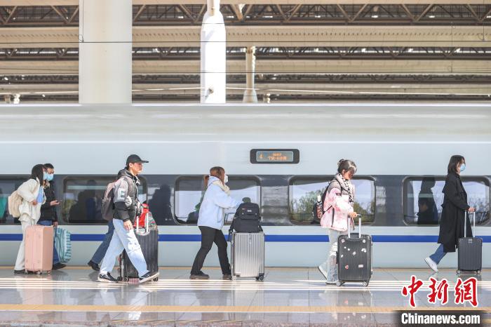 圖為江西南昌西站，旅客從站臺上走過。　劉力鑫 攝