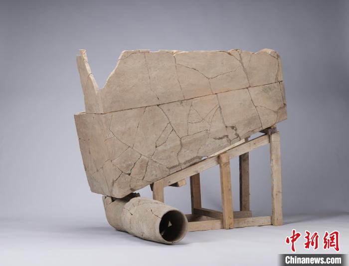 圖為三號(hào)建筑F2晚期陶便器與彎管組合情況。　阿房宮與上林苑考古隊(duì)供圖