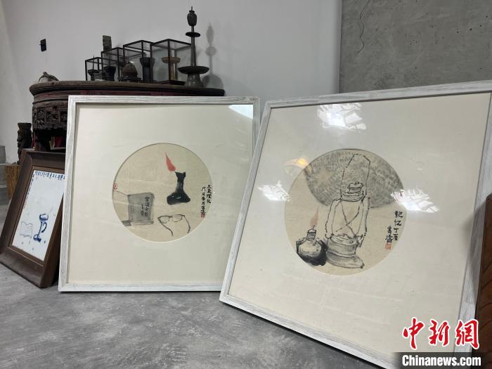 葛濤也以古燈為靈感，創(chuàng)作出了一幅幅以古燈為主題的畫作?！Μ|瑋 攝