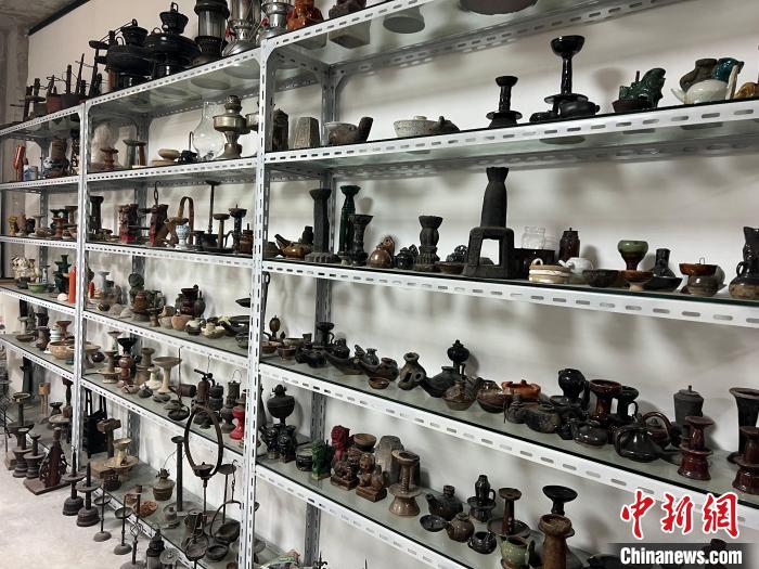 一盞盞古燈整齊陳列，讓人目不暇接?！Μ|瑋 攝
