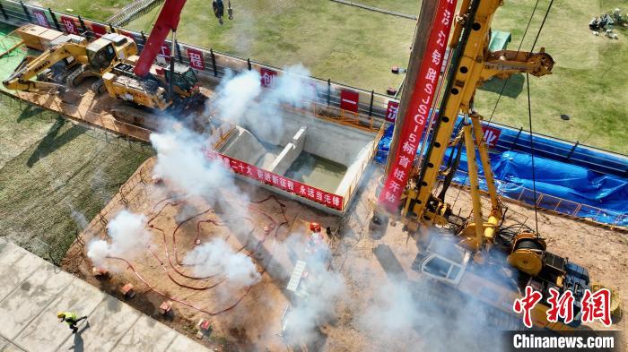 深江鐵路(深圳段)全線首樁正式開(kāi)鉆?！￡愇?攝