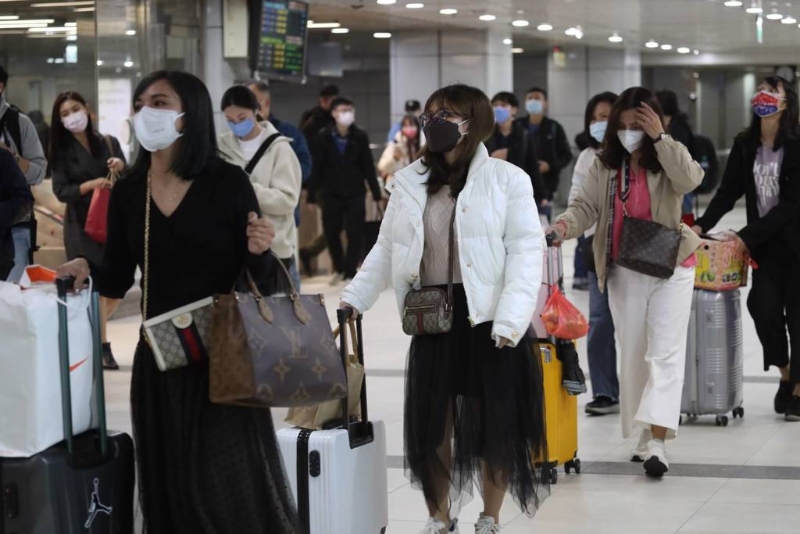 臺灣地區(qū)流行疫情指揮中心記者會將改1周1次，3月討論調(diào)整傳染病分類。圖為民眾仍戴口罩出門。（圖源：臺灣“中時新聞網(wǎng)”）