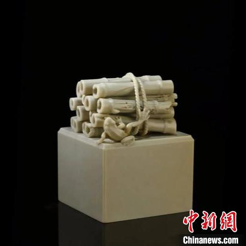 邱雁芳作品《煙火》?！⊥羲姑?攝