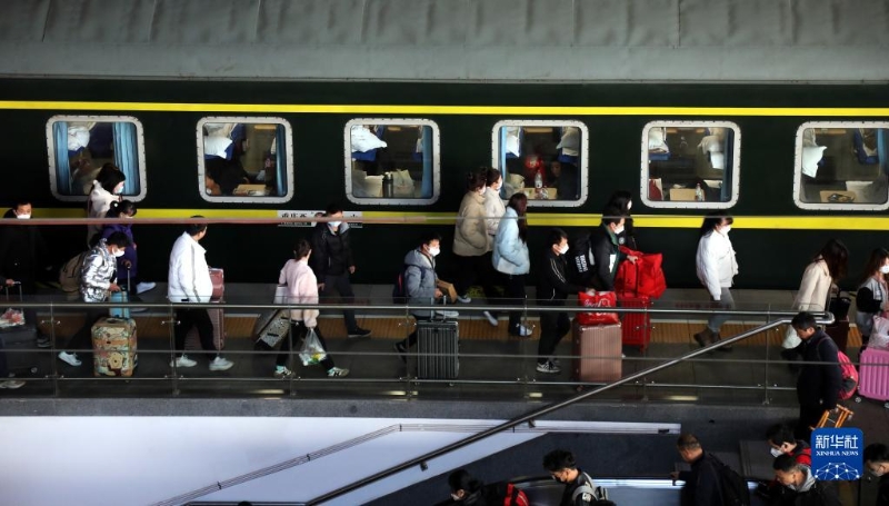 2月15日，旅客抵達江蘇蘇州站并有序出站。當日，2023年春運迎來最后一天。數(shù)據(jù)顯示，今年春運全國鐵路、公路、水路、民航累計發(fā)送旅客超過15億人次。新華社發(fā)(杭興微攝)