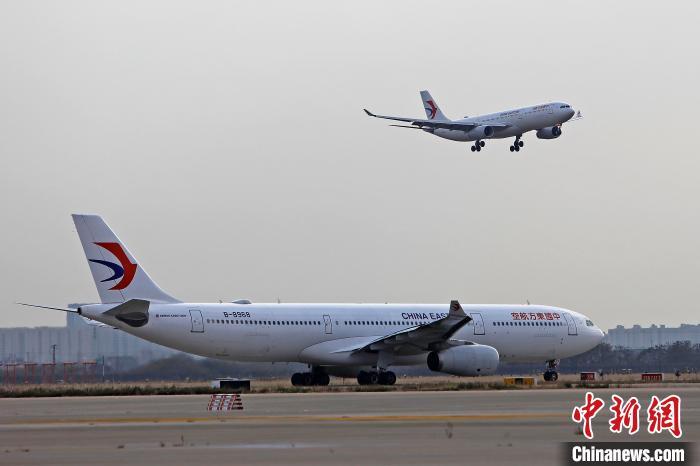 資料圖：飛機在浦東機場排隊起飛?！∫罅⑶?攝