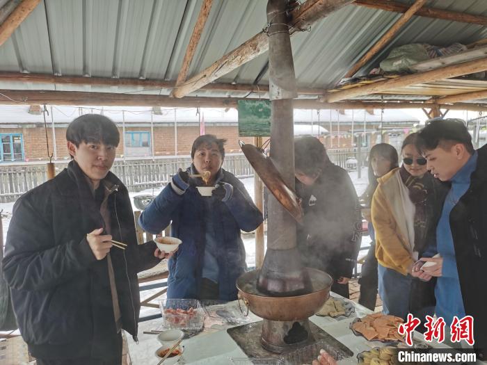 在冷極村室外吃火鍋的臺灣青年?！±類燮?攝