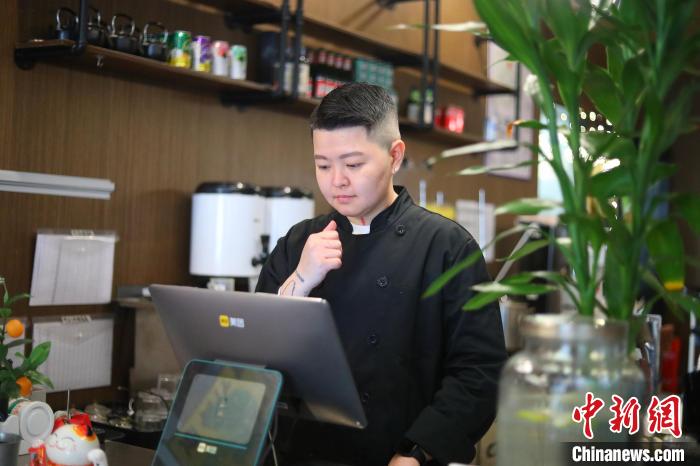 圖為正在餐廳里工作的李意羚?！×簹J卿 攝