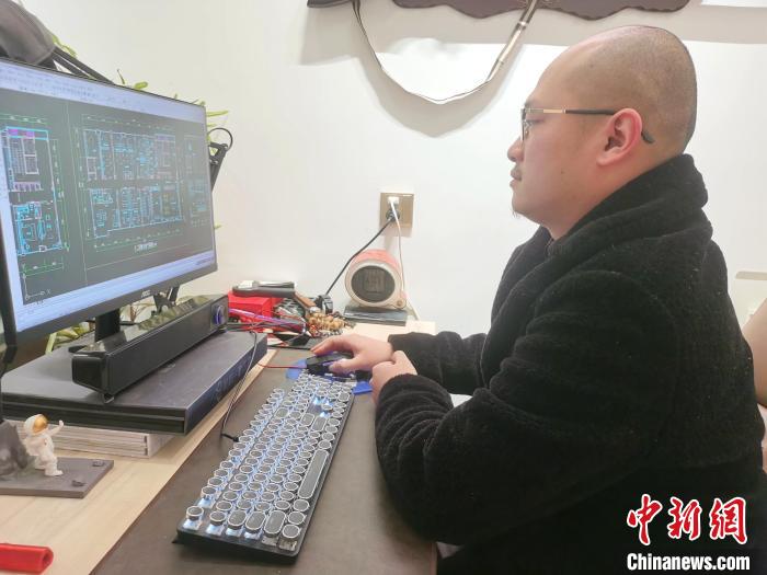 在湖南創(chuàng)業(yè)的臺灣設(shè)計師李任庭。　向一鵬 攝