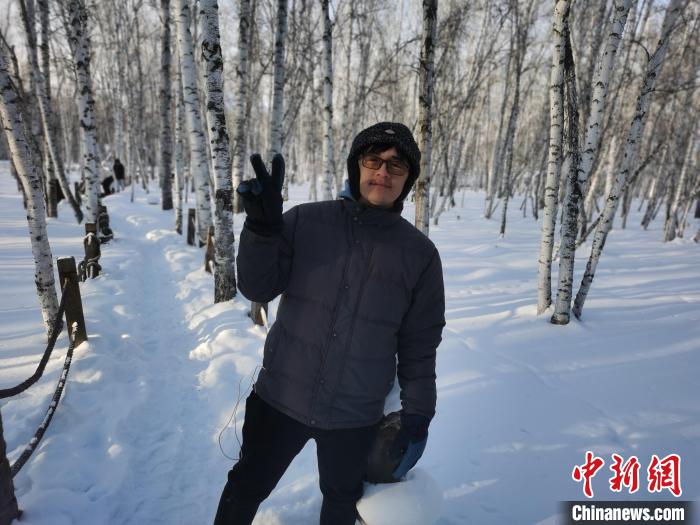 圖為行走在白樺林中的臺灣學(xué)子。　李愛平 攝