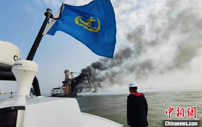 珠江口一錨泊船突發(fā)火情8名遇險人員全部獲救