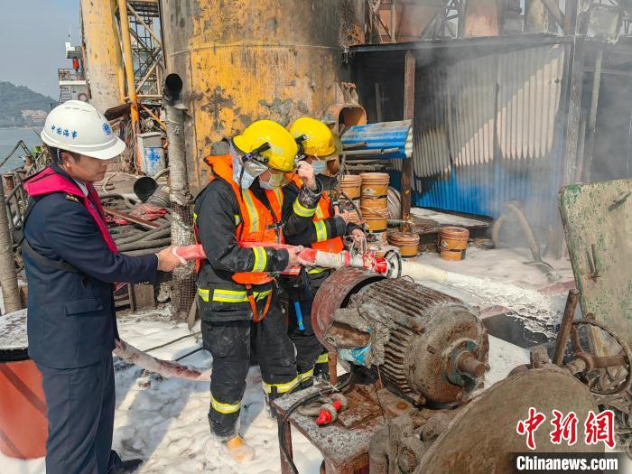廣州海事成功處置一錨泊船突發(fā)火情 廣州海事局 供圖 廣州海事成功處置一錨泊船突發(fā)火情 廣州海事局 供圖