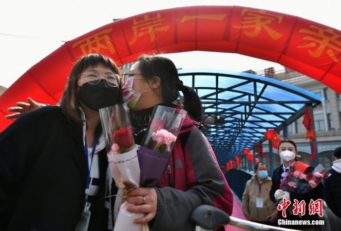 圖為兩岸鄉(xiāng)親在黃岐客運碼頭激動相擁。<a target='_blank' href='/'>中新社</a>記者 張斌 攝